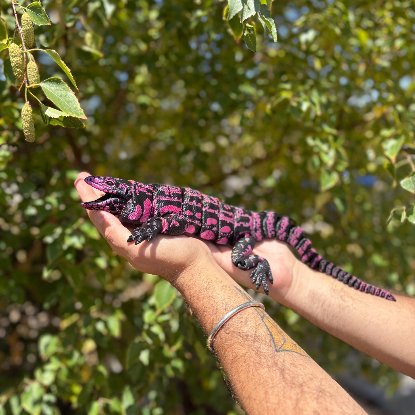 Beautiful Iridescent Tegu Lizard – 44cm of Jaw-Dropping Realism!